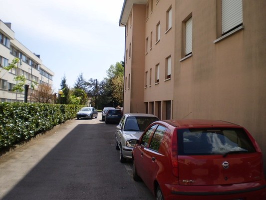 Appartamento in SAN DONA' DI PIAVE VIA FRATELLI BANDIERA 2, sc. B, piano terzo, int. 6. soggiorno, 2 camere, cucina, bagno e poggiolo  + pertinenziale box auto, cantina. N.C.E.U. Categoria Catastale A3 foglio 31 part. 696 sub. 65, con box auto ad uso esclusivo al foglio 31 part. 696 sub. 72 e cantina ad uso esclusivo al foglio 31 part. 696 sub. 84. Mq 74. Libero. Piena proprietà