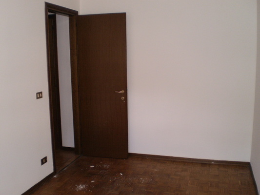 Appartamento in SAN DONA' DI PIAVE VIA FRATELLI BANDIERA 2, sc. B, piano terzo, int. 6. soggiorno, 2 camere, cucina, bagno e poggiolo  + pertinenziale box auto, cantina. N.C.E.U. Categoria Catastale A3 foglio 31 part. 696 sub. 65, con box auto ad uso esclusivo al foglio 31 part. 696 sub. 72 e cantina ad uso esclusivo al foglio 31 part. 696 sub. 84. Mq 74. Libero. Piena proprietà