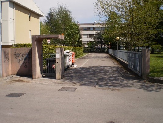 Appartamento in SAN DONA' DI PIAVE VIA FRATELLI BANDIERA 2, sc. B, piano terzo, int. 6. soggiorno, 2 camere, cucina, bagno e poggiolo  + pertinenziale box auto, cantina. N.C.E.U. Categoria Catastale A3 foglio 31 part. 696 sub. 65, con box auto ad uso esclusivo al foglio 31 part. 696 sub. 72 e cantina ad uso esclusivo al foglio 31 part. 696 sub. 84. Mq 74. Libero. Piena proprietà