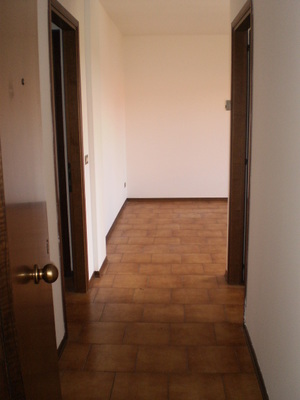 Appartamento in SAN DONA' DI PIAVE VIA FRATELLI BANDIERA 2, sc. B, piano terzo, int. 6. soggiorno, 2 camere, cucina, bagno e poggiolo  + pertinenziale box auto, cantina. N.C.E.U. Categoria Catastale A3 foglio 31 part. 696 sub. 65, con box auto ad uso esclusivo al foglio 31 part. 696 sub. 72 e cantina ad uso esclusivo al foglio 31 part. 696 sub. 84. Mq 74. Libero. Piena proprietà