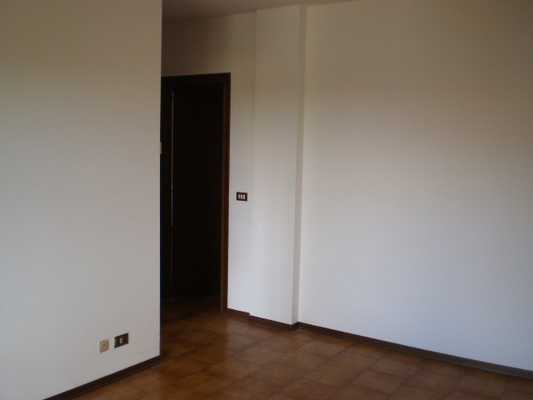 Appartamento in SAN DONA' DI PIAVE VIA FRATELLI BANDIERA 2, sc. B, piano terzo, int. 6. soggiorno, 2 camere, cucina, bagno e poggiolo  + pertinenziale box auto, cantina. N.C.E.U. Categoria Catastale A3 foglio 31 part. 696 sub. 65, con box auto ad uso esclusivo al foglio 31 part. 696 sub. 72 e cantina ad uso esclusivo al foglio 31 part. 696 sub. 84. Mq 74. Libero. Piena proprietà