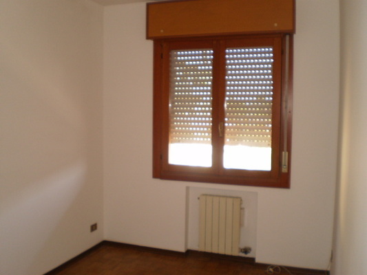 Appartamento in SAN DONA' DI PIAVE VIA FRATELLI BANDIERA 2, sc. B, piano terzo, int. 6. soggiorno, 2 camere, cucina, bagno e poggiolo  + pertinenziale box auto, cantina. N.C.E.U. Categoria Catastale A3 foglio 31 part. 696 sub. 65, con box auto ad uso esclusivo al foglio 31 part. 696 sub. 72 e cantina ad uso esclusivo al foglio 31 part. 696 sub. 84. Mq 74. Libero. Piena proprietà