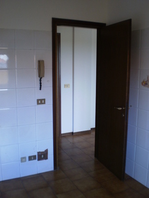 Appartamento in SAN DONA' DI PIAVE VIA FRATELLI BANDIERA 2, sc. B, piano terzo, int. 6. soggiorno, 2 camere, cucina, bagno e poggiolo  + pertinenziale box auto, cantina. N.C.E.U. Categoria Catastale A3 foglio 31 part. 696 sub. 65, con box auto ad uso esclusivo al foglio 31 part. 696 sub. 72 e cantina ad uso esclusivo al foglio 31 part. 696 sub. 84. Mq 74. Libero. Piena proprietà