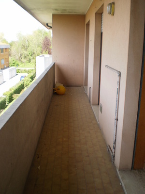 Appartamento in SAN DONA' DI PIAVE VIA FRATELLI BANDIERA 2, sc. B, piano terzo, int. 6. soggiorno, 2 camere, cucina, bagno e poggiolo  + pertinenziale box auto, cantina. N.C.E.U. Categoria Catastale A3 foglio 31 part. 696 sub. 65, con box auto ad uso esclusivo al foglio 31 part. 696 sub. 72 e cantina ad uso esclusivo al foglio 31 part. 696 sub. 84. Mq 74. Libero. Piena proprietà