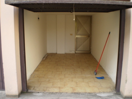 Appartamento in SAN DONA' DI PIAVE VIA FRATELLI BANDIERA 2, sc. B, piano terzo, int. 6. soggiorno, 2 camere, cucina, bagno e poggiolo  + pertinenziale box auto, cantina. N.C.E.U. Categoria Catastale A3 foglio 31 part. 696 sub. 65, con box auto ad uso esclusivo al foglio 31 part. 696 sub. 72 e cantina ad uso esclusivo al foglio 31 part. 696 sub. 84. Mq 74. Libero. Piena proprietà