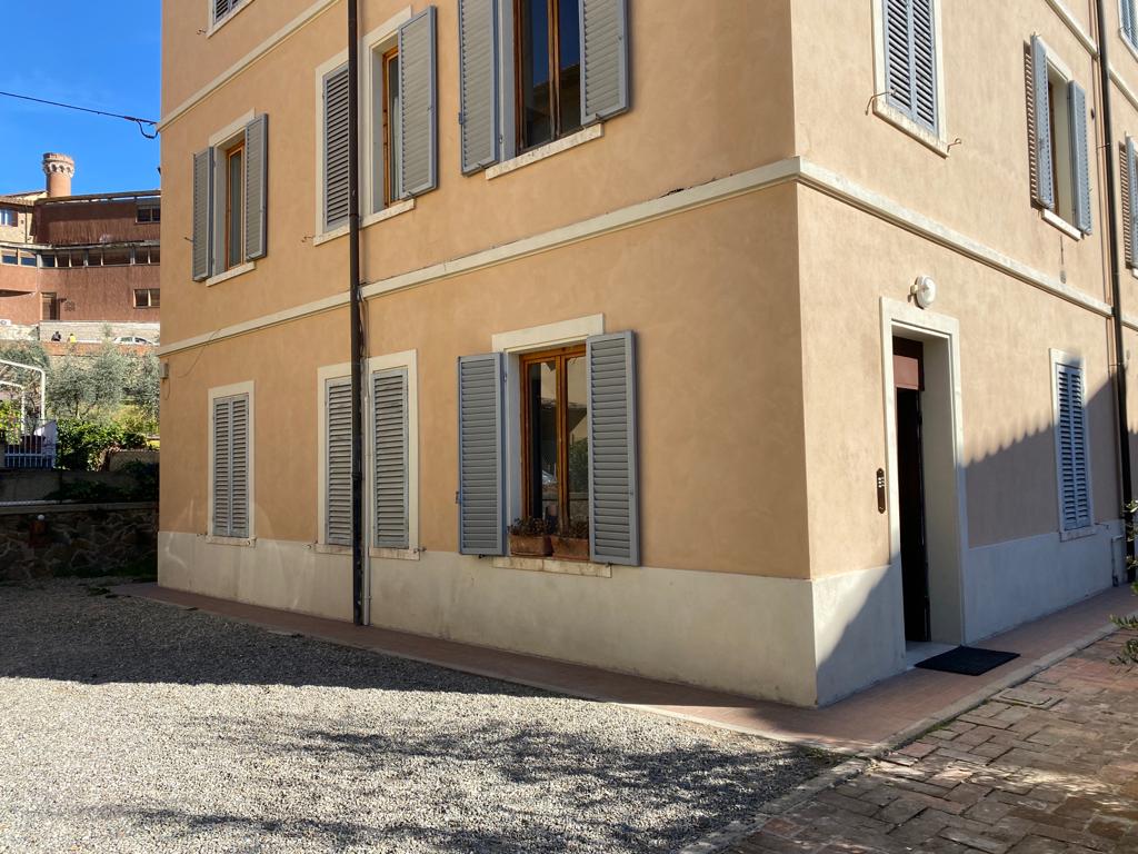 Abitazione in Siena (Siena) Via Pian D'Ovile 32 (piano terra, interno 1). Composto da: Disimpegno, 4 camere, cucina, bagno, ripostiglio, Identificativi [N.C.E.U.] Categoria Catastale A2 foglio 68 part. 267 sub.1. Mq 129. Libero. Piena proprietà