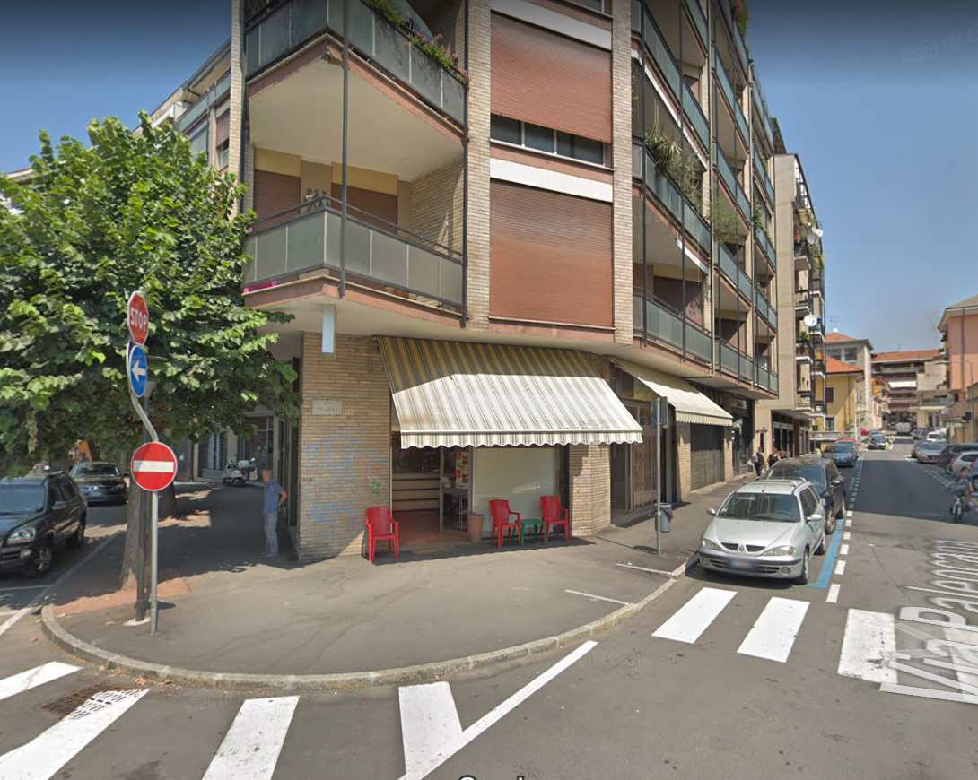 L’immobile è costituito da un negozio che fa parte di un edificio condominiale che colloca al piano terra l’uso commerciale, mentre ai piani superiori quello residenziale; il retro affaccia su uno spazio privato di pertinenza (cortile) ed i fianchi sono liberi su passaggi carrai. l'unità immobiliare si posiziona all'angolo delle vie Paleocapa e Monte Grappa con doppio ingresso al piano terra. Il negozio è composto da un ampio locale e wc con annessa cantina al piano seminterrato, munito di serramenti in alluminio e vetrine. Cantina. Sup. catastale 143 mq. Piena proprietà. LIBERO