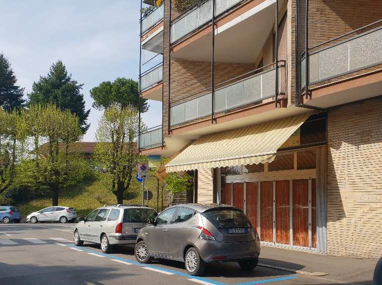 L’immobile è costituito da un negozio che fa parte di un edificio condominiale che colloca al piano terra l’uso commerciale, mentre ai piani superiori quello residenziale; il retro affaccia su uno spazio privato di pertinenza (cortile) ed i fianchi sono liberi su passaggi carrai. l'unità immobiliare si posiziona all'angolo delle vie Paleocapa e Monte Grappa con doppio ingresso al piano terra. Il negozio è composto da un ampio locale e wc con annessa cantina al piano seminterrato, munito di serramenti in alluminio e vetrine. Cantina. Sup. catastale 143 mq. Piena proprietà. LIBERO