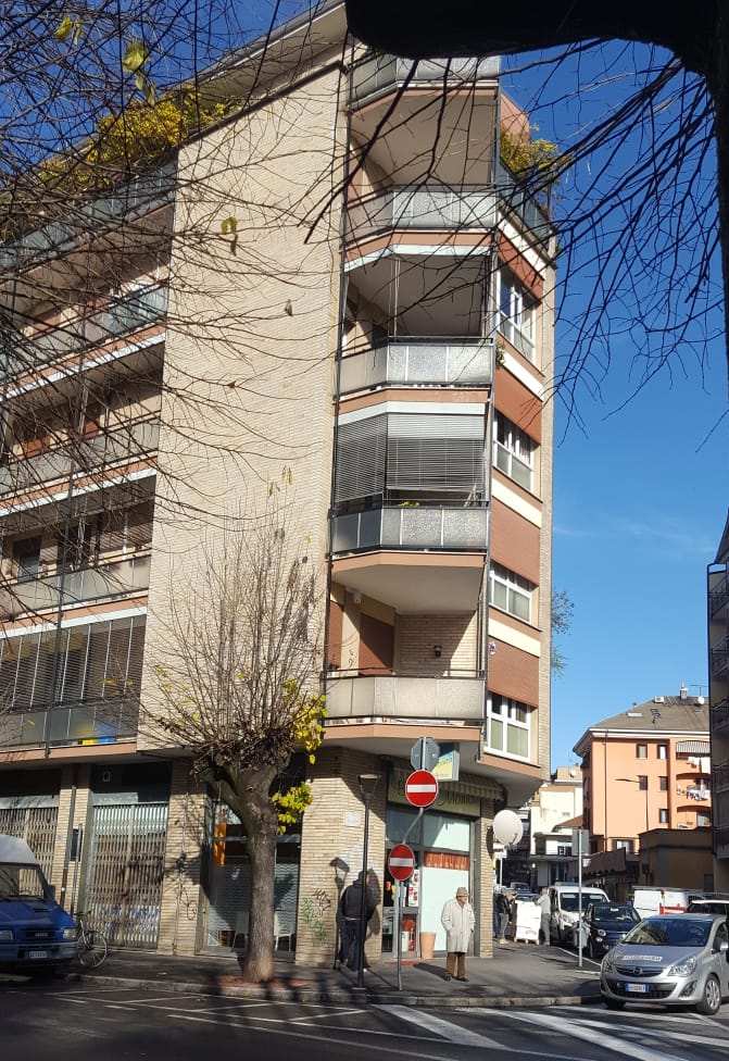 L’immobile è costituito da un negozio che fa parte di un edificio condominiale che colloca al piano terra l’uso commerciale, mentre ai piani superiori quello residenziale; il retro affaccia su uno spazio privato di pertinenza (cortile) ed i fianchi sono liberi su passaggi carrai. l'unità immobiliare si posiziona all'angolo delle vie Paleocapa e Monte Grappa con doppio ingresso al piano terra. Il negozio è composto da un ampio locale e wc con annessa cantina al piano seminterrato, munito di serramenti in alluminio e vetrine. Cantina. Sup. catastale 143 mq. Piena proprietà. LIBERO