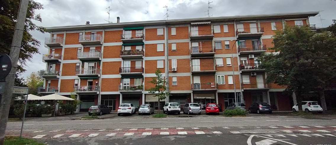 L’abitazione è posta al piano secondo della porzione di fabbricato. L’unità presenta un vano ingresso da cui si accede al soggiorno con balcone avente affaccio sulla strada principale, a un vano cucina con affaccio sulla corte interna, e a un disimpegno su cui si distribuisce la zona notte, costituita da due camere da letto con affaccio sulla corte, un piccolo ripostiglio cieco e un bagno finestrato con antibagno. Il garage è posto al piano terra identificata con mappale 11 e consiste in un unico vano rettangolare di altezza interna pari a 3,38 m con accesso carrabile dalla corte interna comune alle altre autorimesse del fabbricato e accessibile da via E. De Nicola.. Garage. Sup. catastale Sub 3 - 14 mq;  Sub 2 - 102 mq totale escluse aree scoperte 100 mq. Comproprietari al 50%. LIBERO