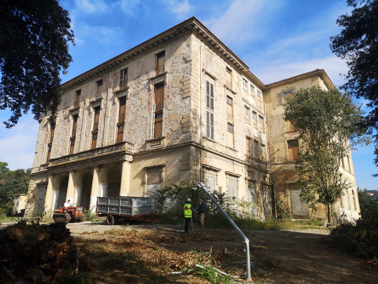 Il complesso immobiliare è costituito da un edificio minore denominato “Chiosco del portiere” posto in prossimità di uno dei due accessi. “Villa San Giuseppe” un edificio risalente al XV secolo che divenuto di proprietà della Croce Rossa Italiana è stato adibito ad uso ospedaliero. “La Villetta” un edificio destinato a civile abitazione con scuderia, serra, rimessa, concimaia e casa del casiere. Alcuni locali, un tempo destinati a limonaia, furono trasformati in saletta cinematografica e piccolo teatro. Il terreno di pertinenza nasce in parte come parco monumentale ed in parte come terreno coltivato a vigneto e frutteto. Stato manutentivo generale dal sopralluogo interno eseguito può definirsi di avanzato degrado. Terreno 32.013 mc. Sup. catastaler 2069 mq. Piena proprietà. Libero