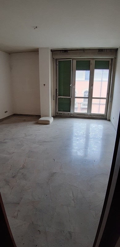 Appartamento composto da ingresso, soggiorno, cucina, tre camere di cui una piccola e due bagni + Cantina piano S2. Posto auto coperto piano S2. Id. cat. [N.C.E.U.] Unità Residenziale cat. A/2 foglio158 part. 522 sub 288; Unità Secondaria cat. C/2 foglio 158 part. 522 sub 343; Unità Secondaria cat. C/6 foglio 158 part. 522 sub 185. Sup. (arr.) mq catastali 136; mq catastali 11; mq catastali 15