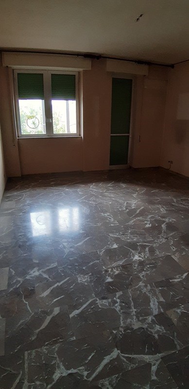 Appartamento composto da ingresso, soggiorno, due camere da letto, cucina e due bagni + Cantina piano S2. Posto auto coperto piano S2. Id. cat. [N.C.E.U.] Unità Residenziale cat. A/2 foglio158 part. 522 sub 58; Unità Secondaria cat. C/2 foglio 158 part. 522 sub 353; Unità Secondaria cat. C/6 foglio 158 part. 522 sub 184. Sup. (arr.) mq catastali 138; mq catastali 11; mq catastali 15