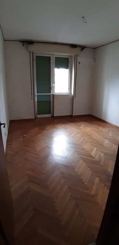 Appartamento composto da ingresso, soggiorno, due camere da letto, cucina e due bagni + Cantina piano S2. Posto auto coperto piano S2. Id. cat. [N.C.E.U.] Unità Residenziale cat. A/2 foglio158 part. 522 sub 58; Unità Secondaria cat. C/2 foglio 158 part. 522 sub 353; Unità Secondaria cat. C/6 foglio 158 part. 522 sub 184. Sup. (arr.) mq catastali 138; mq catastali 11; mq catastali 15