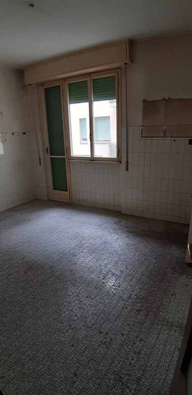 Appartamento composto da ingresso, soggiorno, due camere da letto, cucina e due bagni + Cantina piano S2. Posto auto coperto piano S2. Id. cat. [N.C.E.U.] Unità Residenziale cat. A/2 foglio158 part. 522 sub 58; Unità Secondaria cat. C/2 foglio 158 part. 522 sub 353; Unità Secondaria cat. C/6 foglio 158 part. 522 sub 184. Sup. (arr.) mq catastali 138; mq catastali 11; mq catastali 15