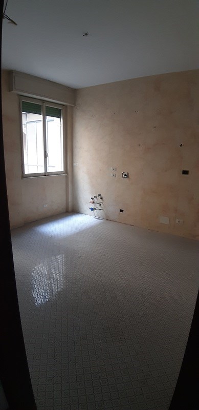 Appartamento composto da ingresso, soggiorno, cucina, quattro camere di cui una molto piccola e tre bagni + Cantina piano S2. Posto auto coperto piano S2. Id. cat. [N.C.E.U.] Unità Residenziale cat. A/2 foglio158; part. 522 sub 201; Unità Secondaria cat. C/2 foglio 158 part. 522 sub 247; Unità Secondaria cat. C/6 foglio 158 part. 522 sub 380. Sup. (arr.) mq catastali 187; mq catastali 8; mq catastali 12