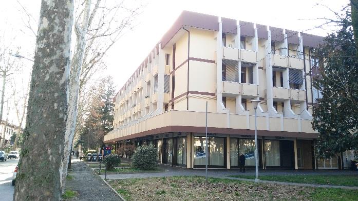 Unità immobiliare articolata su 3 piani. Ingresso al piano terra. Uffici al primo piano. Archivi al piano interrato. In totale 27 vani di cui 5 bagni.. Id. cat. [N.C.E.U.] Unità Principale cat. A/10 foglio 202 part. 1314 sub 41. Sup. (arr.) mq catastali 706