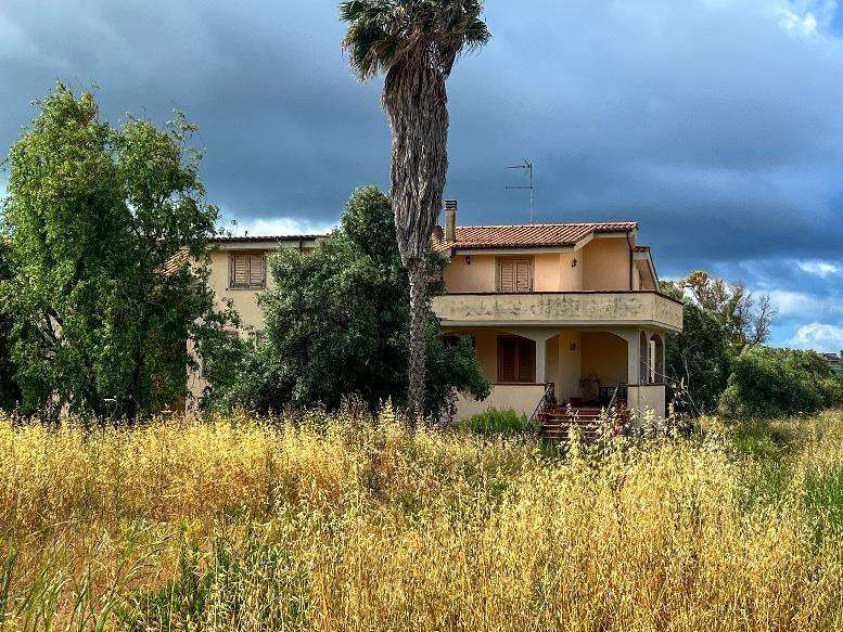 Proprietà per 1/1 a destinazione residenziale individuata al Catasto Fabbricati del Comune di Ladispoli al foglio 74, part. 1196, sub 2-3 cat. A/7, classe 3, vani 9,5, rendita € 1520,97. L'unità si sviluppa ai piani seminterrato, terra e sottotetto. . Identificativi [N.C.E.U.] foglio 74, part. 1196, sub 2-3 cat. A/7, classe 3, vani 9,5, rendita € 1520,97. Sup. 215 mq. Immobile libero, piena proprietà