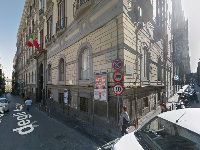 LOTTO N. 24 (codice unità immobiliare 850400001) il cespite è ubicato in Piazza Santa Maria degli Angeli a Pizzofalcone n° 1 piano 5°, con destinazione residenziale. Il presente avviso afferisce ad un ampio vano, attualmente incluso nella consistenza catastale dell'attiguo appartamento, identificato con il subalterno 40, avente una superficie pari circa a 93 (novantatre) mq commerciali. L'accesso al cespite può avvenire o attraverso l' appartamento cui attualmente esso è accorpato, oppure attraverso una veranda lignea, realizzata esternamente sulla vanella condominiale ma non usufruibile a causa delle scarse condizioni di manutenzione. Il cespite si trova in normali condizioni manutentive, sia edili che
impiantistiche.