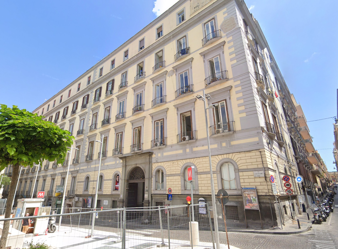 LOTTO N. 24 (codice unità immobiliare 850400001) il cespite è ubicato in Piazza Santa Maria degli Angeli a Pizzofalcone n° 1 piano 5°, con destinazione residenziale. Il presente avviso afferisce ad un ampio vano, attualmente incluso nella consistenza catastale dell'attiguo appartamento, identificato con il subalterno 40, avente una superficie pari circa a 93 (novantatre) mq commerciali. L'accesso al cespite può avvenire o attraverso l' appartamento cui attualmente esso è accorpato, oppure attraverso una veranda lignea, realizzata esternamente sulla vanella condominiale ma non usufruibile a causa delle scarse condizioni di manutenzione. Il cespite si trova in normali condizioni manutentive, sia edili che
impiantistiche.