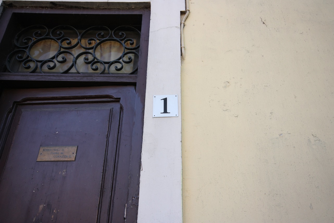 palazzina cielo terra composta da quattro appartamenti indipendenti, con accesso separato, di cui 2 al piano terra e 2 al primo piano distinta al catasto urbano di Roma, di altezza pari a mt. 3, composti da 5,5 vani ciascuno, in stato manutentivo normale (civ. 1 e 7) e scadente (civ. 3 e 5), ogni unità è dotata di corte esterna esclusiva. Identificativi catastali [N.C.E.U.] Foglio 194 particella 643 sub da 2 a 10, categoria catastale A/2 cl. 2. Sup. mq (arr) 104 (civ. 1) + 99 (civ. 3) + 106 (civ. 5) + 103 (civ. 7). Stato liberi da qualsiasi vincolo, agibili e fruibili, in funzione della loro destinazione d'uso, conformi alle planimetrie catastali; proprietà 100%