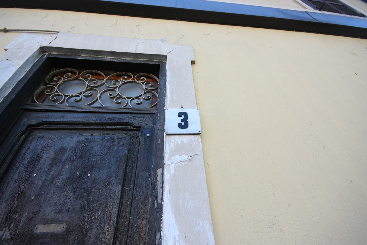 palazzina cielo terra composta da quattro appartamenti indipendenti, con accesso separato, di cui 2 al piano terra e 2 al primo piano distinta al catasto urbano di Roma, di altezza pari a mt. 3, composti da 5,5 vani ciascuno, in stato manutentivo normale (civ. 1 e 7) e scadente (civ. 3 e 5), ogni unità è dotata di corte esterna esclusiva. Identificativi catastali [N.C.E.U.] Foglio 194 particella 643 sub da 2 a 10, categoria catastale A/2 cl. 2. Sup. mq (arr) 104 (civ. 1) + 99 (civ. 3) + 106 (civ. 5) + 103 (civ. 7). Stato liberi da qualsiasi vincolo, agibili e fruibili, in funzione della loro destinazione d'uso, conformi alle planimetrie catastali; proprietà 100%