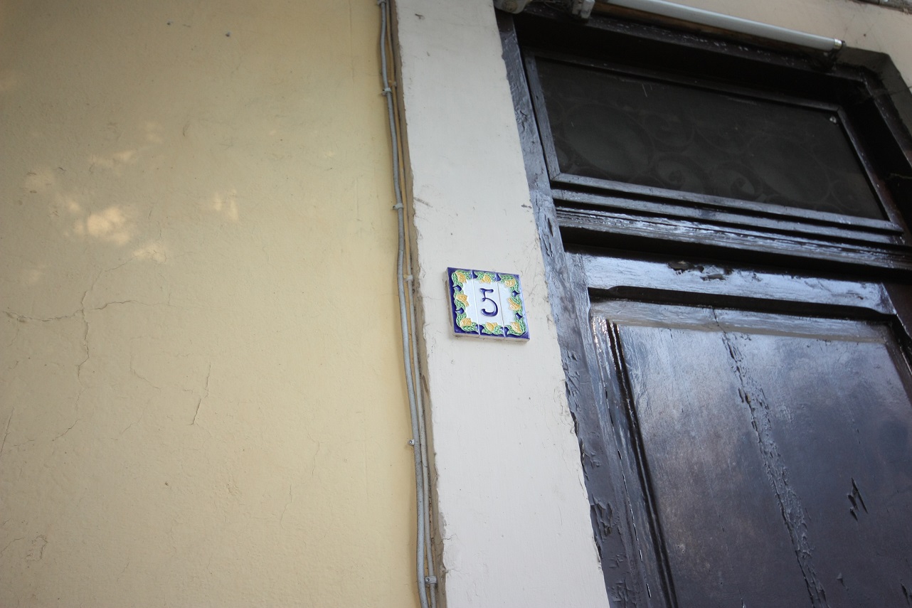 palazzina cielo terra composta da quattro appartamenti indipendenti, con accesso separato, di cui 2 al piano terra e 2 al primo piano distinta al catasto urbano di Roma, di altezza pari a mt. 3, composti da 5,5 vani ciascuno, in stato manutentivo normale (civ. 1 e 7) e scadente (civ. 3 e 5), ogni unità è dotata di corte esterna esclusiva. Identificativi catastali [N.C.E.U.] Foglio 194 particella 643 sub da 2 a 10, categoria catastale A/2 cl. 2. Sup. mq (arr) 104 (civ. 1) + 99 (civ. 3) + 106 (civ. 5) + 103 (civ. 7). Stato liberi da qualsiasi vincolo, agibili e fruibili, in funzione della loro destinazione d'uso, conformi alle planimetrie catastali; proprietà 100%