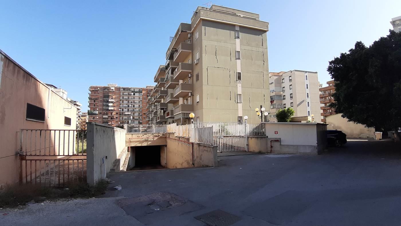 Posto auto coperto (categoria catastale C/6) ubicato al piano cantinato di un edificio multipiano ubicato a Palermo in via Luigi Galvani n. 64. Lo stato manutentivo dei prospetti e delle parti comuni, rilevato in fase di sopralluogo, appare, nel complesso, in normali condizioni.Il posto auto coperto ( interno nn. 74) è ubicato al piano primo sotto strada del fabbricato descritto in precedenza, e raggiungibile a mezzo rampa carrabile con accesso al civico n. 60 di via Luigi Galvani. La corsia di marcia è agevole per le manovre di parcheggio. Il posto auto risultava delimitato e facilmente individuabile.Alla data del sopralluogo risultava libero.