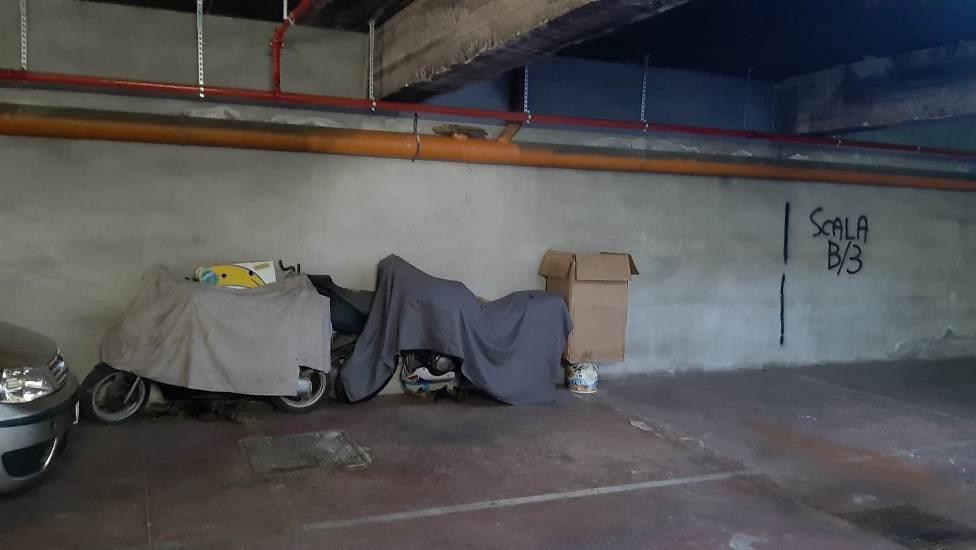 Posto auto coperto (categoria catastale C/6) ubicato al piano cantinato di un edificio multipiano ubicato a Palermo in via Luigi Galvani n. 64. Lo stato manutentivo dei prospetti e delle parti comuni, rilevato in fase di sopralluogo, appare, nel complesso, in normali condizioni.Il posto auto coperto ( interno nn. 74) è ubicato al piano primo sotto strada del fabbricato descritto in precedenza, e raggiungibile a mezzo rampa carrabile con accesso al civico n. 60 di via Luigi Galvani. La corsia di marcia è agevole per le manovre di parcheggio. Il posto auto risultava delimitato e facilmente individuabile.Alla data del sopralluogo risultava libero.