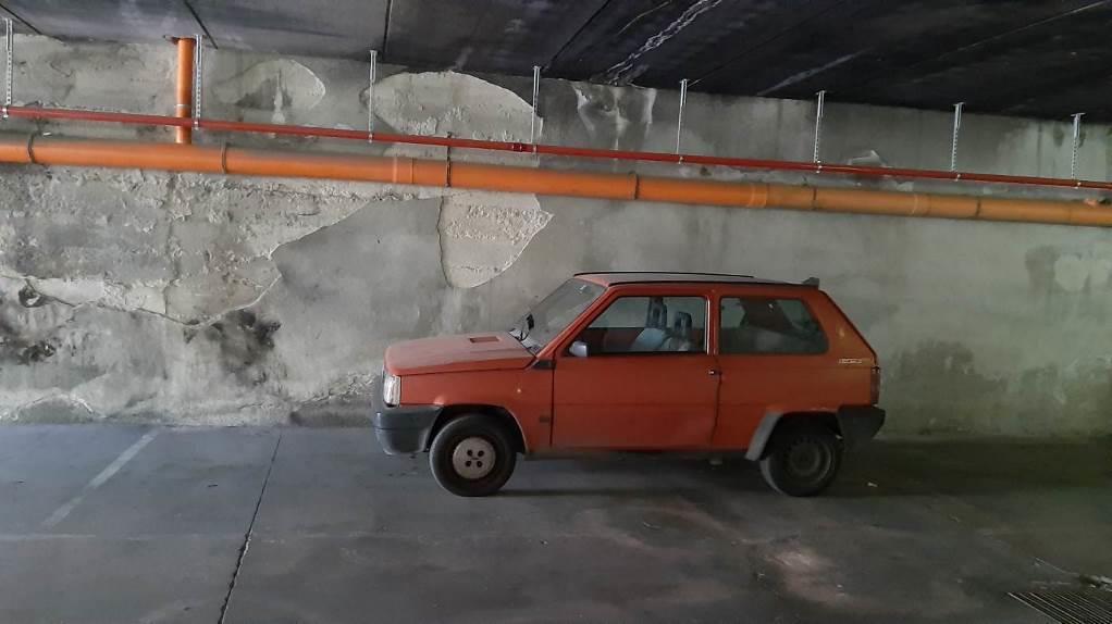 Posto auto coperto (categoria catastale C/6) ubicato al piano cantinato di un edificiomultipiano ubicato a Palermo in via Luigi Galvani n. 64. Lo stato manutentivo dei prospetti e delle parti comuni, rilevato in fase di sopralluogo, appare, nel complesso, in normali condizioni.Il posto auto coperto ( interno nn. 77) è ubicato al piano primo sotto strada del fabbricato descritto in precedenza, e raggiungibile a mezzo rampa carrabile con accesso al civico n. 60 di via Luigi Galvani. La corsia di marcia è agevole per le manovre di parcheggio. Il posto auto risultava delimitato e facilmente individuabile. Alla data del sopralluogo risultava libero.