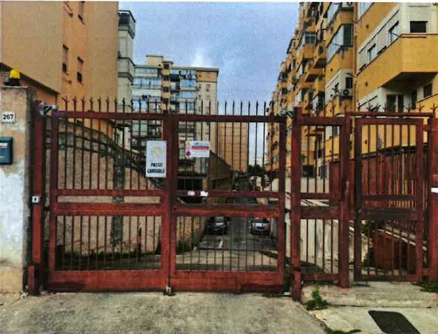 Immobile a destinazione box auto, al piano primo sottostrada di un edificio multipiano. Si accede tramite una rampa di accesso, sita su via Gustavo Roccella al civico n. 267. Identificato al Catasto dei Fabbricati del Comune di Palermo con foglio 70, part 478 sub15, categoria catastale C/6, classe 6, consistenza catastale m2 20,00. E' costituito da un unico vano di circa 20 m2, dotato di una finestra rettangolare chiusa con infisso e inferriata, ed un’apertura di accesso ad esso ampia circa mt. 3,00. Alla data del sopralluogo risultava libero, ma piena di suppellettili ed in totale stato di abbandono; l’accessibilità al locale può considerarsi agevole in ragione di una corsia di marcia di dimensioni e geometria sufficientemente adeguate alle manovre dei veicoli.