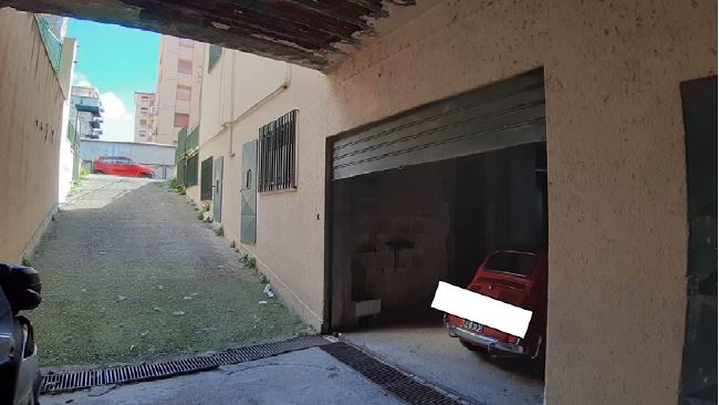 Posto auto coperto (categoria catastale C/6) ubicato al piano cantinato di un edificio multipiano a Palermo ad angolo tra la via Portella della Ginestra e la via Armando Diaz. Identificato al C.F. con Fg. 77 n.2839 Sub. 44, (interno n.3) è ubicato al piano primo sotto strada e raggiungibile a mezzo rampa carrabile con accesso al civico n.39/A di via Portella della Ginestra.Alla data del sopralluogo interno si presentava al grezzo,con strutture portanti e tompagni privi di finiture, pavimentazione in cemento e dotato del solo impianto di illuminazione. La corsia di marcia è alquanto angusta e non si presta ad agevoli manovre di parcheggio. I posti auto non risultavano delimitati od individuati da alcuna segnaletica orizzontale; alla data del sopralluogo risultava libero.