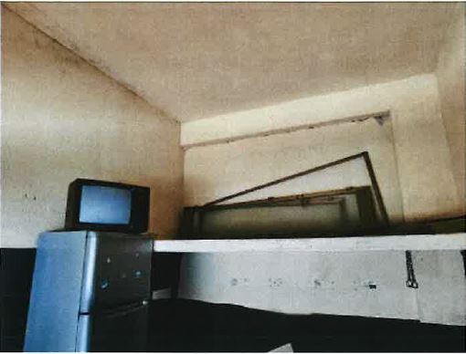 Unità immobiliare a destinazione box auto (categoria catastale C/6 . box 20) al piano terra di un corpo di fabbrica, è accessibile esclusivamente attraverso l’ingresso carrabile, su strada privata interna al residence, tramite una saracinesca rosso mattone, in cattivo stato manutentivo. Risulta in stato di abbandono. Ha un unico vano di circa 18 m2, con soppalco di circa 2 mt. L’autorimessa ha impianti idrico ed elettrico. Alla data del sopralluogo l’unità immobiliare si presentava libera ma con la presenza di mobilio e suppellettili. L’accessibilità al locale può considerarsi agevole in ragione di una corsia di marcia di dimensioni e geometria sufficientemente adeguate alle manovre dei veicoli.