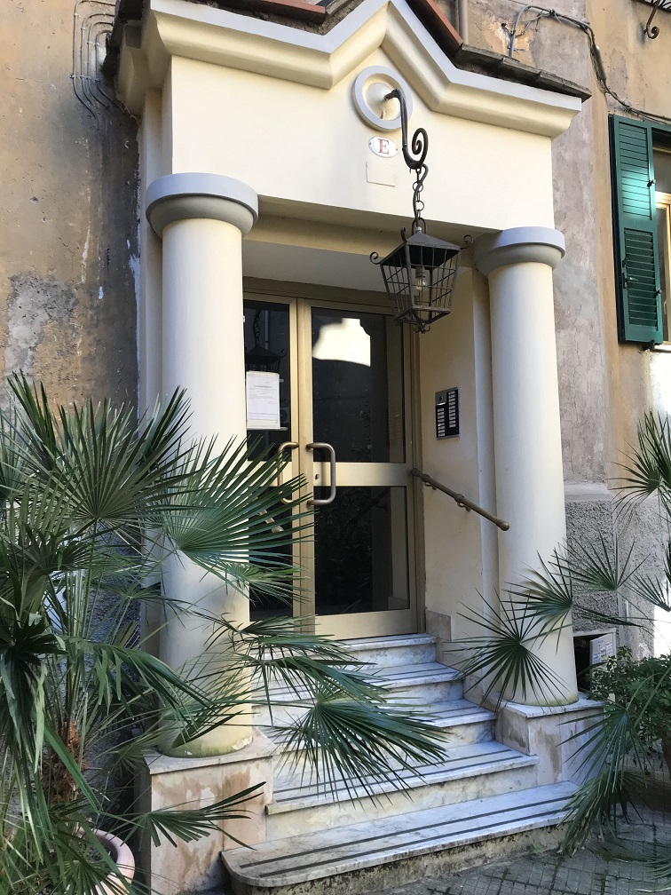 APPARTAMENTO INT.5 DI 5 VANI CON ASCENSORE. Dati catastali [N.C.E.U.] cat.A/2, fg.372, part.47, sub.73. Sup. cat. 95 mq. Piena proprietà lotto libero.