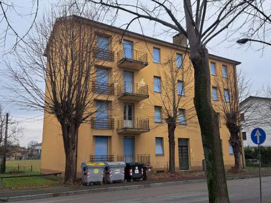 L’edificio è costituito da un unico corpo di fabbrica ad uso residenziale a pianta rettangolare. Si sviluppa su 4 piani fuori terra che ospitano complessivamente 8 unità abitative, unitamente a un piano seminterrato destinato alle cantine pertinenziali. É dotato di una corte esterna di pertinenza esclusiva completamente recintata, nella quale sono ubicati 8 posti auto scoperti. 9 locali deposito, 8 posti auto scoperti, corte esterna ad uso comune. IDENTIFICATIVI CATASTALI [N.C.E.U.] Fg. 1 Part. 937 - 876 - 939, cat. A3 - C2 - C6 - F1.