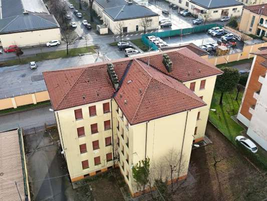 Il fabbricato, edificio isolato ad uso residenziale con pianta a “T”, è stato costruito negli anni '50 e presenta 4 piani fuori terra (destinato alle unità abitative) e un piano interrato (destinato alle cantine di pertinenza degli alloggi). Ogni piano è costituito da 3 unità abitative ad ognuna delle quali sono associate 2 pertinenze (una cantina e un box auto). Il complesso alloggiativo è dotato di una corte esterna comune completamente recintata nella quale sono collocati i 12 box auto pertinenziali. 12 cantine, 12 box auto, corte esterna ad uso comune. IDENTIFICATIVI CATASTALI [N.C.E.U.] Fg. 9 Part. 2218, cat. A3 - C6.