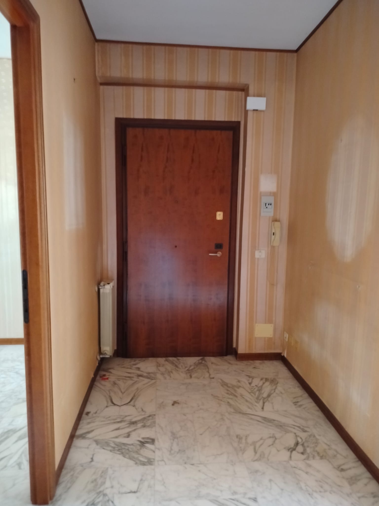 appartamento posto al quarto piano con ascensore composto da 6,5 vani, rendita catastale € 537 sito in quartiere servito da tutti i servizi, discrete condizioni generali. Quartiere ben attrezzato e funzionale alle esigenze dei residenti. Sup catastale 105. Libero. Piena Proprietà. Turno 1^.