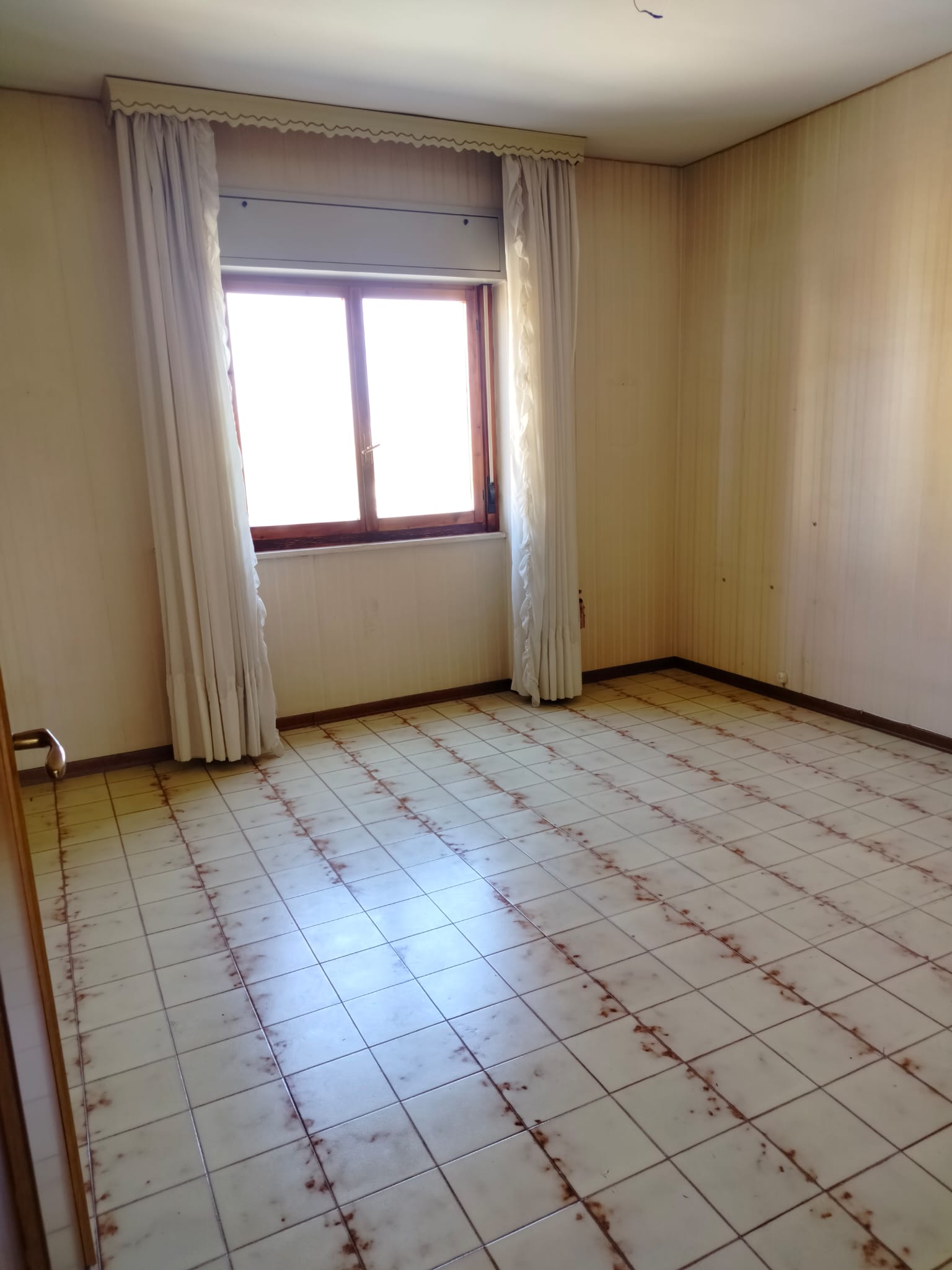 appartamento posto al quarto piano con ascensore composto da 6,5 vani, rendita catastale € 537 sito in quartiere servito da tutti i servizi, discrete condizioni generali. Quartiere ben attrezzato e funzionale alle esigenze dei residenti. Sup catastale 105. Libero. Piena Proprietà. Turno 1^.