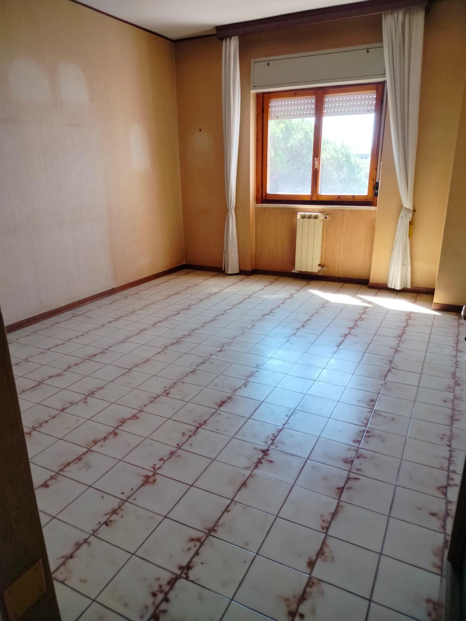 appartamento posto al quarto piano con ascensore composto da 6,5 vani, rendita catastale € 537 sito in quartiere servito da tutti i servizi, discrete condizioni generali. Quartiere ben attrezzato e funzionale alle esigenze dei residenti. Sup catastale 105. Libero. Piena Proprietà. Turno 1^.