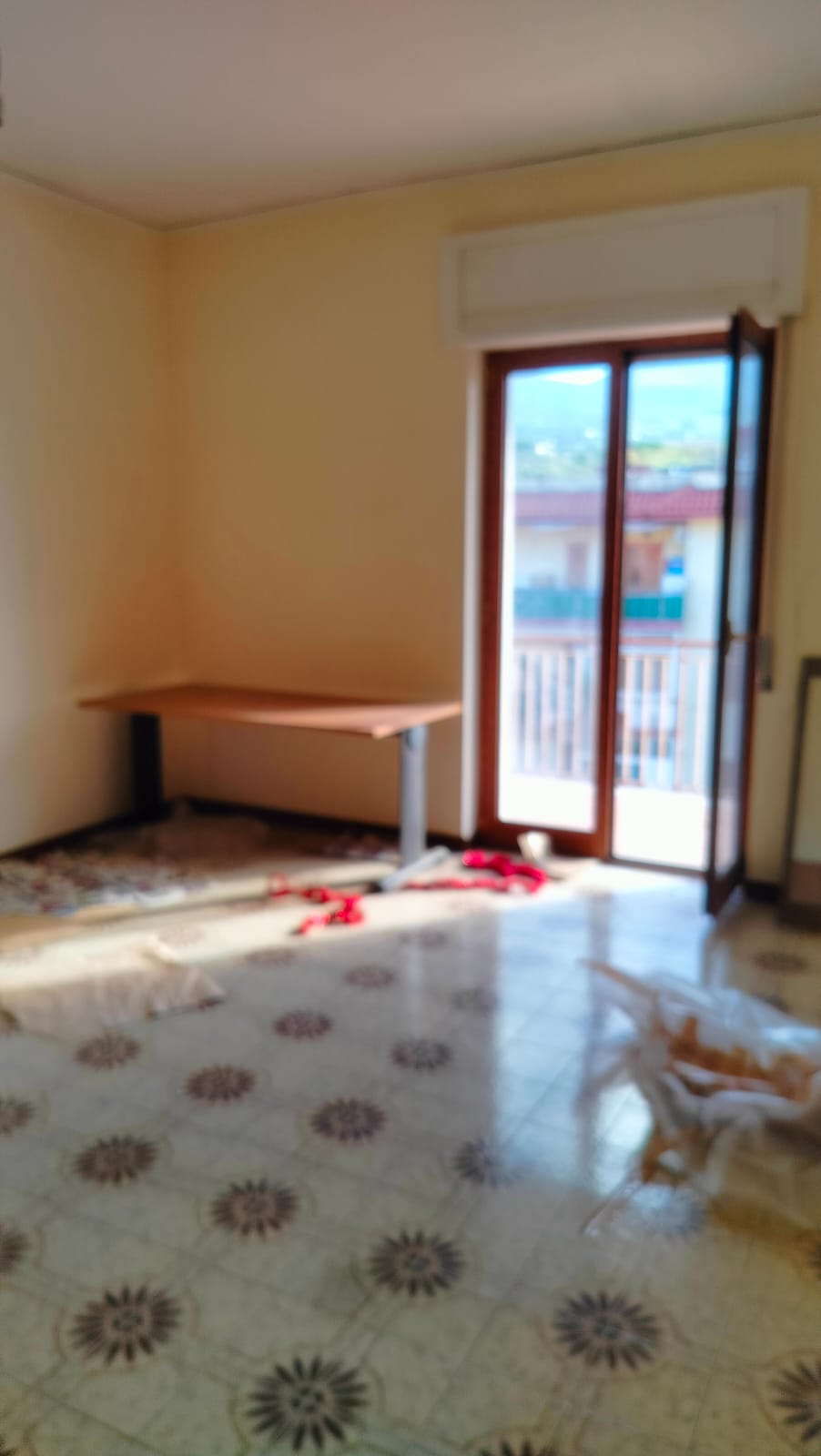 appartamento posto al terzo piano con ascensore composto da 5,5 vani, rendita catastale € 468. La zona è ben collegata e ricca di opportunità e servizi essenziali, posto auto scoperto ubicato nel cortile piano terra 13mq. Sup catastale 128. Libero. Piena Proprietà. Turno 1^.