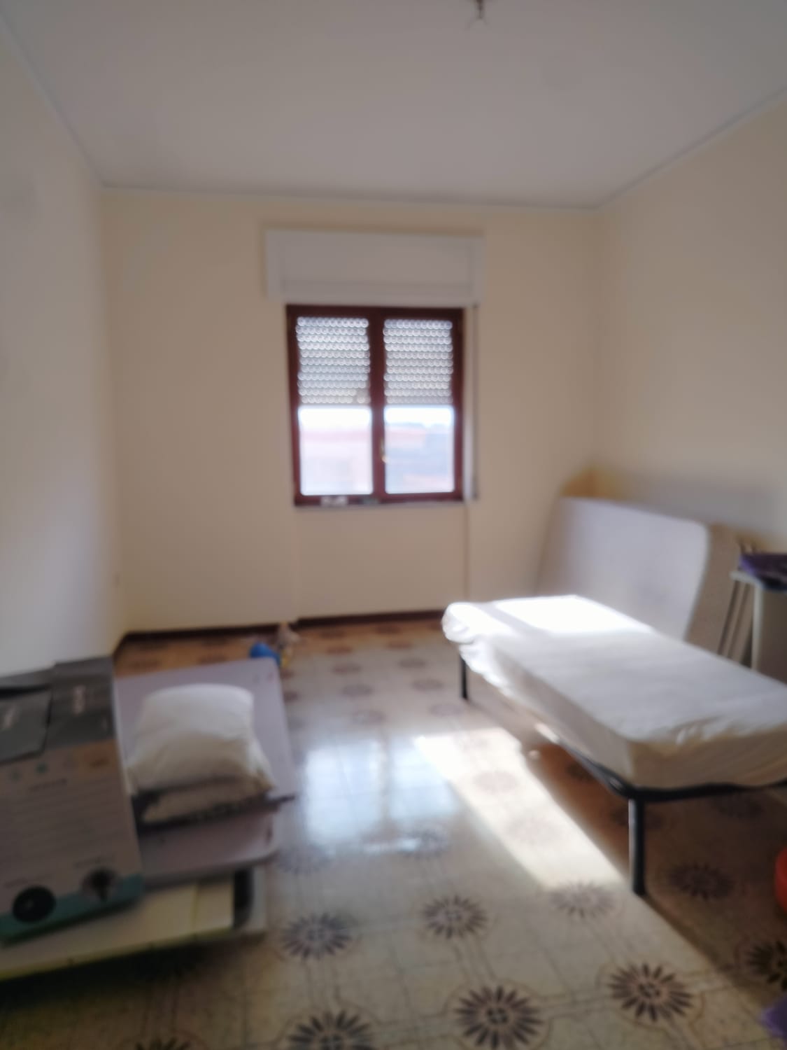 appartamento posto al terzo piano con ascensore composto da 5,5 vani, rendita catastale € 468. La zona è ben collegata e ricca di opportunità e servizi essenziali, posto auto scoperto ubicato nel cortile piano terra 13mq. Sup catastale 128. Libero. Piena Proprietà. Turno 1^.