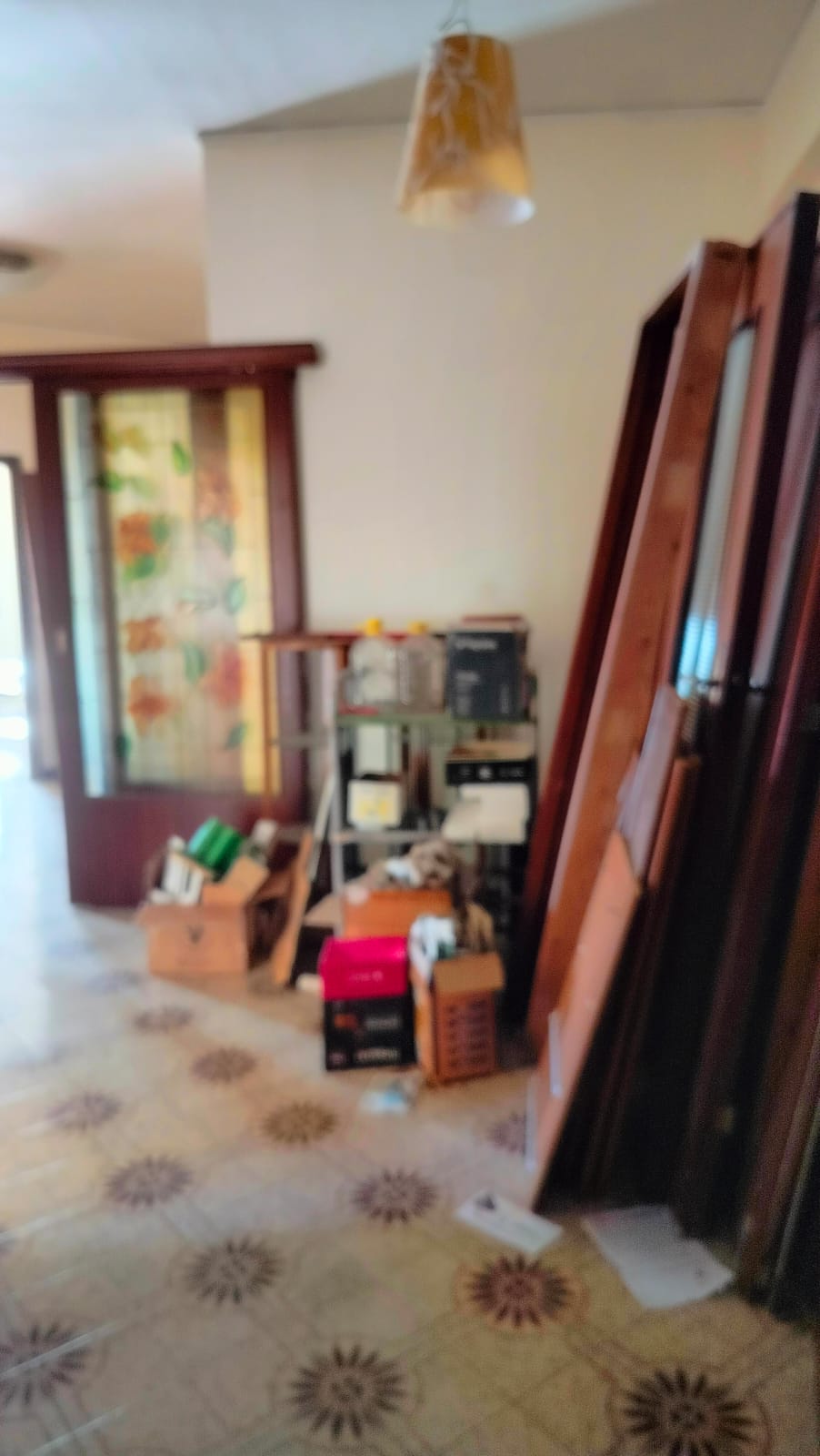 appartamento posto al terzo piano con ascensore composto da 5,5 vani, rendita catastale € 468. La zona è ben collegata e ricca di opportunità e servizi essenziali, posto auto scoperto ubicato nel cortile piano terra 13mq. Sup catastale 128. Libero. Piena Proprietà. Turno 1^.